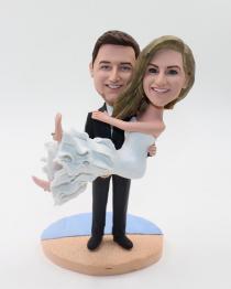 Groomsman holding bridge on the beach couple bobble heads doll